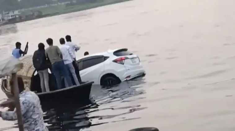 ফেরি থেকে চালকসহ নদীতে পড়ল প্রাইভেটকার